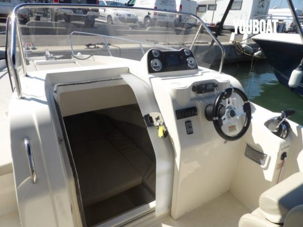 Quicksilver Activ 675 Sundeck – Image 4