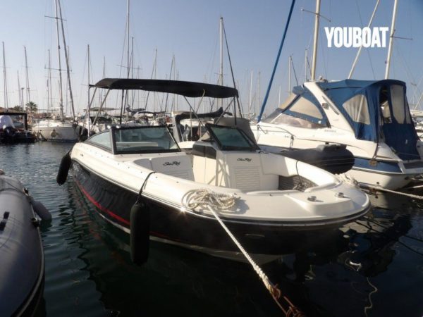 Prenez la mer avec style et confort à bord du Sea Ray 230 SPX Bateau day-cruiser Sea Ray 230 SPX à Saint-Raphaël – 72 000€ TTC Envie d’un day-cruiser sportif et familial pour vos sorties en mer à Saint-Raphaël ? Ne cherchez pas plus loin que le Sea Ray 230 SPX ! Ce magnifique bateau de 2022, équipé d’un moteur Mercury Hors-bord de 225 chevaux, vous offre tout l’espace et le confort dont vous avez besoin pour profiter pleinement de vos journées en Méditerranée.