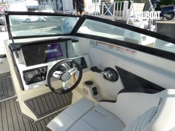 Sea Ray 230 SPX – Image 4