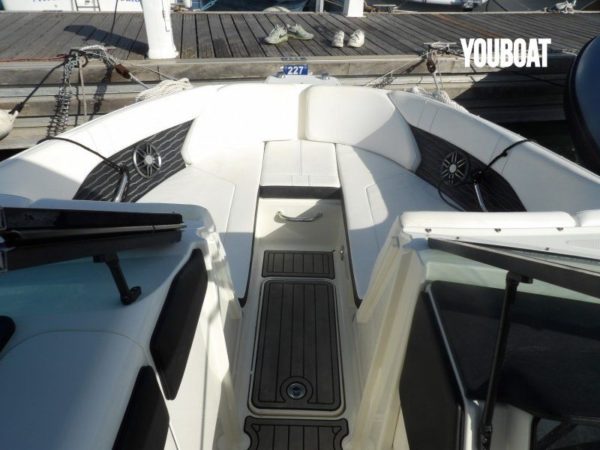 Sea Ray 230 SPX – Image 6