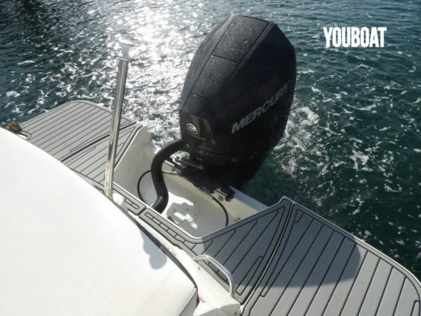 Sea Ray 230 SPX – Image 7