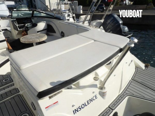 Sea Ray 230 SPX – Image 8