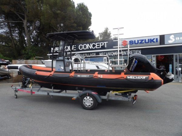 Prenez le large à bord du Valiant Raptor 6.3 2016 et vivez des aventures en mer inoubliables Bateau semi-rigide Valiant Raptor 6.3 2016 avec remorque à Saint-Raphaël – 39 900€ TTC Vous recherchez un bateau semi-rigide performant, confortable et sécurisant pour vos sorties en mer à Saint-Raphaël ? Ne cherchez pas plus loin que le Valiant Raptor 6.3 2016 ! Ce bateau d’occasion, avec seulement 204 heures de moteur, vous offre tout ce dont vous avez besoin pour profiter pleinement de vos journées en Méditerranée.