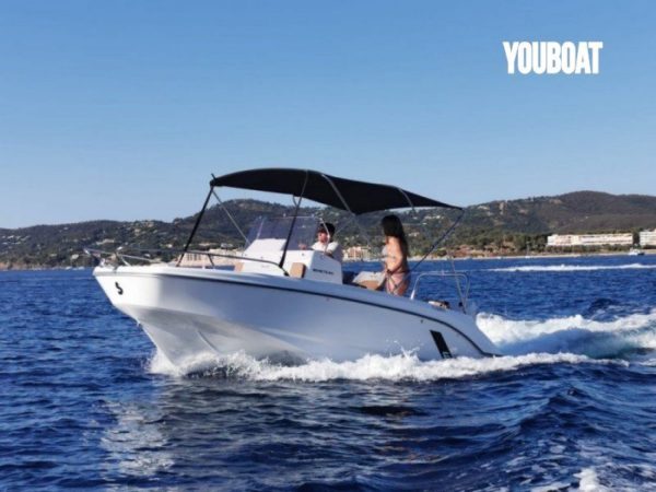 Prenez le large et vivez des aventures en mer inoubliables à bord du Flyer 6 Spacedeck 2022 Bateau neuf Flyer 6 Spacedeck 2022 avec remorque à Saint-Raphaël – 45 000€ TTC Vous recherchez un bateau performant, élégant et confortable pour vos sorties en mer à Saint-Raphaël ? Ne cherchez pas plus loin que le Flyer 6 Spacedeck 2022 de Bénéteau ! Ce bateau neuf, avec seulement 100 heures de moteur, vous offre tout l’espace et le confort dont vous avez besoin pour profiter pleinement de vos journées en Méditerranée.