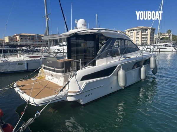 Agile, rapide, spacieux et surtout plein de ressources, le Bavaria 36 S coupé sera le parfait compagnon pour partir en mer sur une journée ou pour une croisière en famille ! Le design de la coque est sportif et élégant et vous pouvez embarquer jusqu’à 8 personnes à bord. Le poste de commande est ergonomique, dispose de toute l’instrumentation nécessaire. L’accent a été mis sur l’intuitivité des commandes pour une prise en main rapide et facile.
