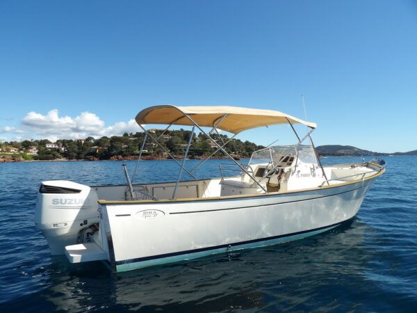 Découvrez le Rhea 27 Open à Saint-Raphaël, Rhea un joyau nautique offrant performance, confort et polyvalence pour des sorties en mer inoubliables avec Rhéa