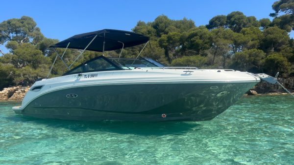 SDX 250 OB : Explorez la liberté en mer à Saint-Raphaël Découvrez le SDO 250 OB, un bateau de sport spacieux et polyvalent, idéal pour des aventures nautiques inoubliables en Méditerranée. Naviguez depuis Saint-Raphaël et profitez de ses lignes épurées, de son aménagement intelligent, de sa technologie de pointe et de son moteur puissant.
