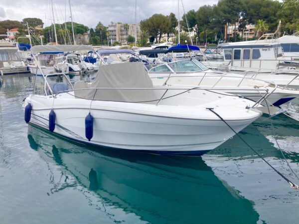 Prenez la mer avec style et confort à bord du Cap Camarat 7.5 CC Bateau d'occasion Cap Camarat 7.5 CC à Saint-Raphaël - 43 000€ TTC Vous recherchez un bateau performant, confortable et élégant pour vos sorties en mer à Saint-Raphaël ? Ne cherchez pas plus loin que le Cap Camarat 7.5 CC de 2015 ! Ce bateau d'occasion, avec seulement 110 heures de moteur, vous offre tout l'espace et le confort dont vous avez besoin pour profiter pleinement de vos journées en Méditerranée. Marque : Jeanneau Type : Cap Camarat 7.5 cc série 2 Année : 2015 Moteur : 225cv YAMAHA Hors-bord Heure moteur : 110 Longueur : 6,96 Largeur : 2,5 Capacité : 10 Nb de cabine : 1 Réservoir d’eau : 80L Poids : 1440Kg Prix : 43 000 € TTC EQUIPEMENT : - Guindeau électrique + commande - Sellerie versions élégance - Bain de soleil avant - Banquette latéral bâbord et tribord - Bimini en inox - Housse de console + housse de sièges - Pack son FUSION - Echelle de bain inox - Douchette - Mât de ski nautique - Double batterie - Prise de quai EQUIPEMENT ELECTRONIQUE DE NAVIGUATION : - Sondeur / GPS LOWRANCE HDS - Compas marin - VHF Fixe MOTORISATION : - Moteur YAMAHA 225cv 4 temps injection - Direction hydraulique  Contactez-nous dès aujourd'hui chez Nautique Concept du port Santa Lucia à Saint-Raphaël pour réserver votre essai du Cap Camarat 7.5 CC ! Crédit SGB FINANCE possible + garantie 25 ans âge moteur C'est avec plaisir que nous vous accueillerons dans notre établissement pour toute visite. Disponible dans notre concession Nautique Concept, Concessionnaire Bénéteau / Brig / Seagame / SPX / Iron / Idéa Marine Port Santa Lucia à Saint-Raphaël, 83700 Votre vendeur amicalement Luca ZAMMITH 06 38 56 87 60