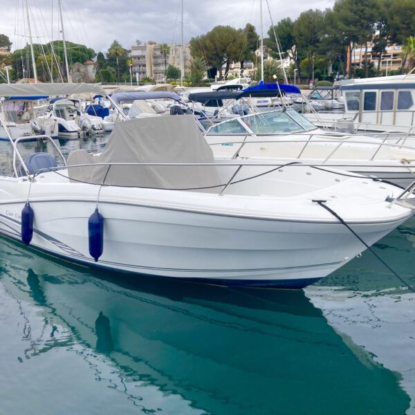 Prenez la mer avec style et confort à bord du Cap Camarat 7.5 CC Bateau d'occasion Cap Camarat 7.5 CC à Saint-Raphaël - 43 000€ TTC Vous recherchez un bateau performant, confortable et élégant pour vos sorties en mer à Saint-Raphaël ? Ne cherchez pas plus loin que le Cap Camarat 7.5 CC de 2015 ! Ce bateau d'occasion, avec seulement 110 heures de moteur, vous offre tout l'espace et le confort dont vous avez besoin pour profiter pleinement de vos journées en Méditerranée. Marque : Jeanneau Type : Cap Camarat 7.5 cc série 2 Année : 2015 Moteur : 225cv YAMAHA Hors-bord Heure moteur : 110 Longueur : 6,96 Largeur : 2,5 Capacité : 10 Nb de cabine : 1 Réservoir d’eau : 80L Poids : 1440Kg Prix : 43 000 € TTC EQUIPEMENT : - Guindeau électrique + commande - Sellerie versions élégance - Bain de soleil avant - Banquette latéral bâbord et tribord - Bimini en inox - Housse de console + housse de sièges - Pack son FUSION - Echelle de bain inox - Douchette - Mât de ski nautique - Double batterie - Prise de quai EQUIPEMENT ELECTRONIQUE DE NAVIGUATION : - Sondeur / GPS LOWRANCE HDS - Compas marin - VHF Fixe MOTORISATION : - Moteur YAMAHA 225cv 4 temps injection - Direction hydraulique  Contactez-nous dès aujourd'hui chez Nautique Concept du port Santa Lucia à Saint-Raphaël pour réserver votre essai du Cap Camarat 7.5 CC ! Crédit SGB FINANCE possible + garantie 25 ans âge moteur C'est avec plaisir que nous vous accueillerons dans notre établissement pour toute visite. Disponible dans notre concession Nautique Concept, Concessionnaire Bénéteau / Brig / Seagame / SPX / Iron / Idéa Marine Port Santa Lucia à Saint-Raphaël, 83700 Votre vendeur amicalement Luca ZAMMITH 06 38 56 87 60