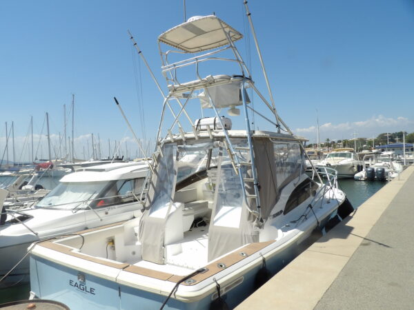 Nautique Concept a le plaisir de vous présenter ce Magnifique PHOENIX 32 TS de 1997.  Excellent état général.  Moins de 1200 heures  Hiverné chaque année  Turbo (NEUF 2024) WC (NEUF 2024) Purge de liquide de refroidissement (NEUF 2024) Vanne de boisseau (NEUF 2024) Pack armement de sécurité à jour (NEUF 2024) Polish bateau extérieur complet (NEUF 2024)  Sablage de la coque (2024) Arbre d'hélice moteur neuf moteur Tribord (2024) Dumpeur et inverseur neuf moteur Tribord (2024)  Marque : PHOENIX 32 TS Moteur : VOVLO PENTA TAMD 63P 272.32Kw DIESEL Année : 1997 Longueur : 10,3  Largeur : 3,7 Tirant d'eau 0,9 Nb de cabine : 1  Nb de couchette : 4  Prix : 120 000 € TTC  Nautique Concept a le plaisir de vous présenter ce Magnifique PHOENIX 32 TS Ce PHOENIX 32 TS est le compagnon idéal pour les familles ou les groupes d'amis souhaitant profiter de la mer en toute sécurité et dans un confort appréciable.  Son gabarit et ses équipements en font un bateau polyvalent, capable d'affronter des conditions de mer variées.   EQUIPEMENT STANDARD :  - Covering bateau (NEUF 2024) - Coque en V  - Pompe à pied   - Pompe à eau de mer extérieur  - Pont antidérapant  - Taquets en inox et feux de navigation rouge/vert  - Balcon  - Sellerie (NEUF 2024) - Siège pilote  - Pompe de cale automatique (NEUF 2024) - Coffres avec coussins et ventilations  - Bâche de camping poste de pilotage (NEUF 2024)  - Console de pilotage  - Volant inox (NEUF 2024) - Support de cannes  - Bain de soleil avant (NEUF 2024) - Kit douche à eau avec pompe électrique + réservoir d'eau avec tuyau de remplissage  - Tonatower aluminium  - WC intérieur cabine chimique  (NEUF 2024) - TV intérieur  - Réfrigérateur intérieur  - Evier intérieur  - Douche intérieur   - Plateforme de bain arrière  EQUIPEMENT ELECTRIQUE :  - Sondeur / GPS NSS Evo3S 12" Combiné tactile multifonction (NEUF 2024) - Sonde 3Kg SIMRAD (NEUF 2024) - Radar SIMRAD 20" HALO20 (NEUF 2024) - Pilot automatique avec pupitre (NEUF 2024)  - Carte marine (NEUF 2024) - Guindeau électrique (Câblage NEUF 2024) - Flaps  - VHF fixe (NEUF 2024)  MOTORISATION :  - Moteurs VOVLO PENTA TAMD 63P 272.32Kw DIESEL Ligne d'arbre Possibilité de crédit avec garantie 25 ans âge moteur  ----------------------------------------------  Nous serons ravis de vous accueillir dans notre établissement pour toute visite.  Disponible dans notre concession Nautique Concept Concessionnaire Bénéteau / Brig / Seagame / SPX / Iron / Idéa Marine Port Santa Lucia à Saint-Raphaël, 83700  Votre vendeur Luca ZAMMITH  ----------------------------------------------  Votre concessionnaire bateau d'occasion Côte d'Azur.