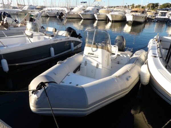 A SAISIR !! Nautique Concept a le plaisir de vous présenter ce Magnifique ZODIAC PRO 550 OPEN Révisé par nos soins Factures à l'appui Boudin sur Rail Marque : ZODIAC Modèle : ZODIAC PRO 550 OPEN Type : Semi-rigide - PVC Moteur : 100cv YAMAHA Hors-bord Année : 2004 Longueur : 5,5 Largeur : 2,5 Capacité : 6 personnes Capacité carburant : 70 Litres Poids: 0.44 tonnes Prix : 9 500 € TTC  EQUIPEMENT STANDARD :  - Bain de soleil avant - Siège bolster pilotage - Pare-brise haut - Echelle de bain - Volant inox - Coffres de rangement avant et arrière MOTORISATION :  - Moteur YAMAHA 100 cv 4 temps
