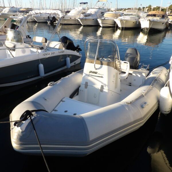 A SAISIR !! Nautique Concept a le plaisir de vous présenter ce Magnifique ZODIAC PRO 550 OPEN Révisé par nos soins Factures à l'appui Boudin sur Rail Marque : ZODIAC Modèle : ZODIAC PRO 550 OPEN Type : Semi-rigide - PVC Moteur : 100cv YAMAHA Hors-bord Année : 2004 Longueur : 5,5 Largeur : 2,5 Capacité : 6 personnes Capacité carburant : 70 Litres Poids: 0.44 tonnes Prix : 9 500 € TTC  EQUIPEMENT STANDARD :  - Bain de soleil avant - Siège bolster pilotage - Pare-brise haut - Echelle de bain - Volant inox - Coffres de rangement avant et arrière MOTORISATION :  - Moteur YAMAHA 100 cv 4 temps