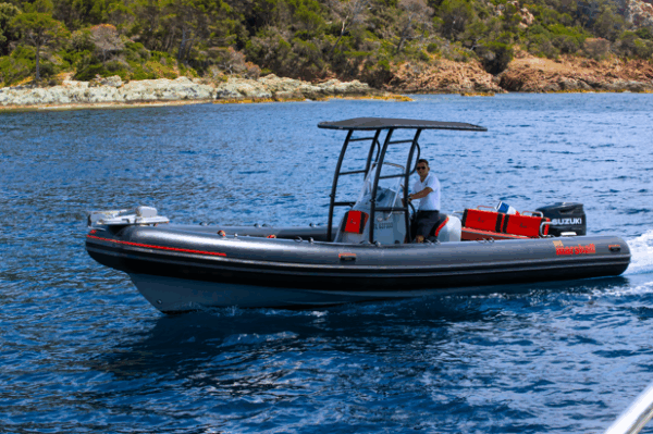 A SAISIR Magnifique MARSHALL M6 de 2021. Disponible sur rendez-vous chez votre concessionnaire Nautique Concept. 1ère Main Hiverné chaque année Bateau état irréprochable. Rare à la vente. Place au port disponible pour la saison 2025. Année : 2021 Longueur (m) : 7,76 Largeur (m) : 3,02 Heure moteur : Moins de 500 heures Matière : Hypalon CARACTERISTIQUE : - Soft-top noir - Bain de soleil avant - Guindeau électrique - Pack son 4Hp - Echelle de bain inox - Compas marin tableau de bord - Prise 12V tableau de bord EQUIPEMENT ELECTRIQUE DE NAVIGUATION : - Sondeur / GPS SIMRAD MOTORISATION : - Moteur SUZUKI 250cv 4 temps injection - Direction hydraulique Crédit SGB possible avec garantie 25 ans âge moteur !! Plus de photos sur demande Prix : 49 000€ TTC ---------------------------------------------- Nous serons ravis de vous accueillir dans notre établissement pour toute visite. Disponible dans notre concession Nautique Concept Concessionnaire Bénéteau / Brig / Seagame / SPX / Iron / Idéa Marine Port Santa Lucia à Saint-Raphaël, 83700 Votre vendeur Luca ZAMMITH ----------------------------------------------