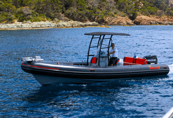 A SAISIR Magnifique MARSHALL M6 de 2021. Disponible sur rendez-vous chez votre concessionnaire Nautique Concept. 1ère Main Hiverné chaque année Bateau état irréprochable. Rare à la vente. Place au port disponible pour la saison 2025. Année : 2021 Longueur (m) : 7,76 Largeur (m) : 3,02 Heure moteur : Moins de 500 heures Matière : Hypalon CARACTERISTIQUE : - Soft-top noir - Bain de soleil avant - Guindeau électrique - Pack son 4Hp - Echelle de bain inox - Compas marin tableau de bord - Prise 12V tableau de bord EQUIPEMENT ELECTRIQUE DE NAVIGUATION : - Sondeur / GPS SIMRAD MOTORISATION : - Moteur SUZUKI 250cv 4 temps injection - Direction hydraulique Crédit SGB possible avec garantie 25 ans âge moteur !! Plus de photos sur demande Prix : 49 000€ TTC ---------------------------------------------- Nous serons ravis de vous accueillir dans notre établissement pour toute visite. Disponible dans notre concession Nautique Concept Concessionnaire Bénéteau / Brig / Seagame / SPX / Iron / Idéa Marine Port Santa Lucia à Saint-Raphaël, 83700 Votre vendeur Luca ZAMMITH ----------------------------------------------