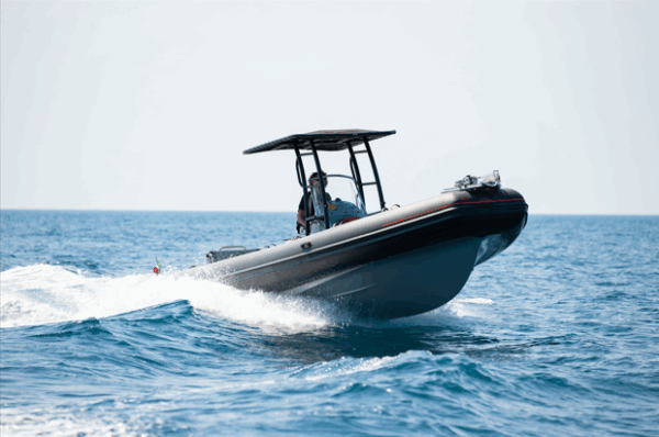 A SAISIR Magnifique MARSHALL M6 de 2021. Disponible sur rendez-vous chez votre concessionnaire Nautique Concept. 1ère Main Hiverné chaque année Bateau état irréprochable. Rare à la vente. Place au port disponible pour la saison 2025. Année : 2021 Longueur (m) : 7,76 Largeur (m) : 3,02 Heure moteur : Moins de 500 heures Matière : Hypalon CARACTERISTIQUE : - Soft-top noir - Bain de soleil avant - Guindeau électrique - Pack son 4Hp - Echelle de bain inox - Compas marin tableau de bord - Prise 12V tableau de bord EQUIPEMENT ELECTRIQUE DE NAVIGUATION : - Sondeur / GPS SIMRAD MOTORISATION : - Moteur SUZUKI 250cv 4 temps injection - Direction hydraulique Crédit SGB possible avec garantie 25 ans âge moteur !! Plus de photos sur demande Prix : 49 000€ TTC ---------------------------------------------- Nous serons ravis de vous accueillir dans notre établissement pour toute visite. Disponible dans notre concession Nautique Concept Concessionnaire Bénéteau / Brig / Seagame / SPX / Iron / Idéa Marine Port Santa Lucia à Saint-Raphaël, 83700 Votre vendeur Luca ZAMMITH ----------------------------------------------