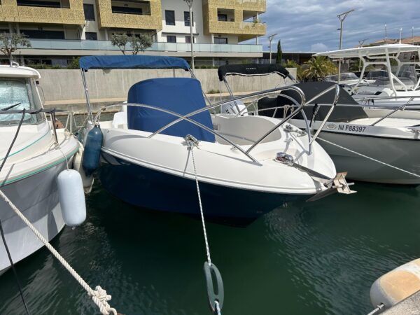 Opportunité A SAISIR chez Nautique Concept QUICKSILVER 635 disponible immédiatement. Bateau état irréprochable entretenu dans notre concession Marque : Quicksilver Modèle : Commander Type : Coque Open Moteur : 140ch SUZUKI 4temps injection Année coque : 2005 Longueur (m) : 6,29 Largeur (m) : 2,59 Capacité personnes : 7 Prix : 27 000 € TTC EQUIPEMENT STANDARD : - Bimini en inox - Housse de console - Sièges bolster - Feux de navigation - Compas marin tableau de bord - Support de cannes - Echelle de bain arrière EQUIPEMENT ELECTRIQUE : - Sondeur / GPS FURUNO - Guindeau électrique MOTORISATION : - Moteur SUZUKI DF140ATX Blanc - Direction hydraulique Possibilité crédit avec SGB FINANCE ---------------------------------------------- Nous serons ravis de vous accueillir dans notre établissement pour toute visite. Disponible dans notre concession Nautique Concept Concessionnaire Bénéteau / Brig / Seagame / SPX / Iron / Idéa Marine Port Santa Lucia à Saint-Raphaël, 83700 Votre vendeur Luca ZAMMITH ---------------------------------------------- Beneteau Flyer Sundeck / Quicksilver Activ Open / BWA Nautica / Jeanneau Cap Camarat 5.5 CC / Quicksilver Activ 555 Open / Beneteau Flyer 5.5 Sundeck / Bénéteau flyer 6 / Bénéteau flyer 7 / Pacific Craft 545 Open / Zodiac Open 5.5 / BWA Nautica BWA 550 / Sessa Key Largo 17 / Ranieri Voyager 19s / Salpa Laver 19.9 / Idea Marine 53 Open / CAP CAMARAT 5.1 CC / Cap Camarat 510 cc énéteau flyer / Jeanneau cap camarat 6.5 / Jeanneau cap camarat 7.5 / Sessa Key Largo 20 / Sessa Key Largo 22 / Bayliner VR5 / Bayliner VR6 / Activ 675 Open / Parker 630 Bowrider