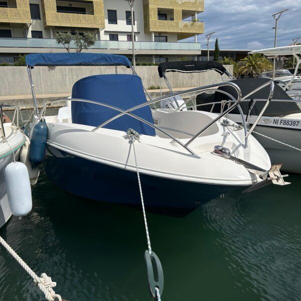 Opportunité A SAISIR chez Nautique Concept QUICKSILVER 635 disponible immédiatement. Bateau état irréprochable entretenu dans notre concession Marque : Quicksilver Modèle : Commander Type : Coque Open Moteur : 140ch SUZUKI 4temps injection Année coque : 2005 Longueur (m) : 6,29 Largeur (m) : 2,59 Capacité personnes : 7 Prix : 27 000 € TTC EQUIPEMENT STANDARD : - Bimini en inox - Housse de console - Sièges bolster - Feux de navigation - Compas marin tableau de bord - Support de cannes - Echelle de bain arrière EQUIPEMENT ELECTRIQUE : - Sondeur / GPS FURUNO - Guindeau électrique MOTORISATION : - Moteur SUZUKI DF140ATX Blanc - Direction hydraulique Possibilité crédit avec SGB FINANCE ---------------------------------------------- Nous serons ravis de vous accueillir dans notre établissement pour toute visite. Disponible dans notre concession Nautique Concept Concessionnaire Bénéteau / Brig / Seagame / SPX / Iron / Idéa Marine Port Santa Lucia à Saint-Raphaël, 83700 Votre vendeur Luca ZAMMITH ---------------------------------------------- Beneteau Flyer Sundeck / Quicksilver Activ Open / BWA Nautica / Jeanneau Cap Camarat 5.5 CC / Quicksilver Activ 555 Open / Beneteau Flyer 5.5 Sundeck / Bénéteau flyer 6 / Bénéteau flyer 7 / Pacific Craft 545 Open / Zodiac Open 5.5 / BWA Nautica BWA 550 / Sessa Key Largo 17 / Ranieri Voyager 19s / Salpa Laver 19.9 / Idea Marine 53 Open / CAP CAMARAT 5.1 CC / Cap Camarat 510 cc énéteau flyer / Jeanneau cap camarat 6.5 / Jeanneau cap camarat 7.5 / Sessa Key Largo 20 / Sessa Key Largo 22 / Bayliner VR5 / Bayliner VR6 / Activ 675 Open / Parker 630 Bowrider