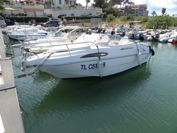 Opportunité A SAISIR chez Nautique Concept RIO 550 CRUISER disponible immédiatement. Possibilité de récupération place au port. Marque : RIO Modèle : RIO 550 Cruiser Type : Coque Open Moteur : YAMAHA 115cv 4 temps injection de mai 2012 (167 heures évolutives) Année coque : 2005 Longueur (m) : 5,52 Largeur (m) : 2,30 Capacité personnes : 6 Prix : 17 500 € TTC EQUIPEMENT STANDARD : - Bimini en inox + housse de bimini - Housse d'hivernage bateau + housse moteur - Sièges bolster - Sellerie bateau en parfait état - Feux de navigation - Echelle de bain arrière INOX - Compas marin de bord - Table extérieur / intérieur EQUIPEMENT ELECTRIQUE : - Guindeau électrique Neuf de 2023 - SONDEUR tableau de bord MOTORISATION : - Moteur YAMAHA F 115cv de mai 2012 (167 heures évolutives) - Direction hydraulique Possibilité crédit avec SGB & CGI FINANCE ---------------------------------------------- Nous serons ravis de vous accueillir dans notre établissement pour toute visite. Disponible dans notre concession Nautique Concept, Concessionnaire Bénéteau / Brig / Seagame / SPX / Iron / Idéa Marine Port Santa Lucia à Saint-Raphaël, 83700 Votre vendeur Luca ZAMMITH ---------------------------------------------- Jeanneau Cap Camarat 5.5 DC / Jeanneau Cap Camarat 6.5 DC / Bénéteau Flyer 6 SunDeck / Bénéteau Flyer 6 SPACEdeck / Quicksilver Activ 555 Cabin / Quicksilver Activ 605 Open / Key Largo 20 / Key Largo 22 / Ranieri Voyager / Ranieri Shadow / Four Winns HD Horizon / B2 Marine Cap Ferret / Cap Ferret 522 Day Cruiser / Cap Ferret 552 Day Cruiser / Merry Fisher 580 / Merry Fisher 625 / Idéa Marine 550