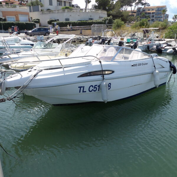Opportunité A SAISIR chez Nautique Concept RIO 550 CRUISER disponible immédiatement. Possibilité de récupération place au port. Marque : RIO Modèle : RIO 550 Cruiser Type : Coque Open Moteur : YAMAHA 115cv 4 temps injection de mai 2012 (167 heures évolutives) Année coque : 2005 Longueur (m) : 5,52 Largeur (m) : 2,30 Capacité personnes : 6 Prix : 17 500 € TTC EQUIPEMENT STANDARD : - Bimini en inox + housse de bimini - Housse d'hivernage bateau + housse moteur - Sièges bolster - Sellerie bateau en parfait état - Feux de navigation - Echelle de bain arrière INOX - Compas marin de bord - Table extérieur / intérieur EQUIPEMENT ELECTRIQUE : - Guindeau électrique Neuf de 2023 - SONDEUR tableau de bord MOTORISATION : - Moteur YAMAHA F 115cv de mai 2012 (167 heures évolutives) - Direction hydraulique Possibilité crédit avec SGB & CGI FINANCE ---------------------------------------------- Nous serons ravis de vous accueillir dans notre établissement pour toute visite. Disponible dans notre concession Nautique Concept, Concessionnaire Bénéteau / Brig / Seagame / SPX / Iron / Idéa Marine Port Santa Lucia à Saint-Raphaël, 83700 Votre vendeur Luca ZAMMITH ---------------------------------------------- Jeanneau Cap Camarat 5.5 DC / Jeanneau Cap Camarat 6.5 DC / Bénéteau Flyer 6 SunDeck / Bénéteau Flyer 6 SPACEdeck / Quicksilver Activ 555 Cabin / Quicksilver Activ 605 Open / Key Largo 20 / Key Largo 22 / Ranieri Voyager / Ranieri Shadow / Four Winns HD Horizon / B2 Marine Cap Ferret / Cap Ferret 522 Day Cruiser / Cap Ferret 552 Day Cruiser / Merry Fisher 580 / Merry Fisher 625 / Idéa Marine 550