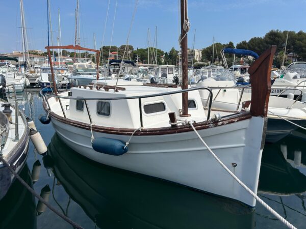 Opportunité A SAISIR chez Nautique Concept MENORQUIN 31 disponible immédiatement.  Place au port payé jusqu'a fin décembre 2025 ainsi qu'une place de parking Marque :  MENORQUIN  Modèle :  MENORQUIN 31 Type : Coque Open  Moteur : VOLVO PENTA 2003T DIESEL Année coque : 1992 Longueur (m) : 5,96 Largeur (m) : 2,15 Capacité personnes : 5 Prix : 27 000 € TTC EQUIPEMENT STANDARD :  Balcon en INOX Echelle de bain en inox Feux de navigation MOTORISATION : Moteur VOLVO PENTA 2003T 31,62 Kw Possibilité crédit avec SGB & CGI FINANCE ----------------------------------------------  Nous serons ravis de vous accueillir dans notre établissement pour toute visite Disponible dans notre concession Nautique Concept Concessionnaire Bénéteau / Brig / Seagame / SPX / Iron / Idéa Marine  Port Santa Lucia à Saint-Raphaël, 83700  Votre vendeur Luca ZAMMITH  ----------------------------------------------