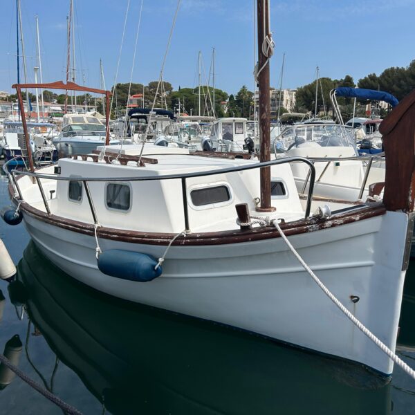 Opportunité A SAISIR chez Nautique Concept MENORQUIN 31 disponible immédiatement.  Place au port payé jusqu'a fin décembre 2025 ainsi qu'une place de parking Marque :  MENORQUIN  Modèle :  MENORQUIN 31 Type : Coque Open  Moteur : VOLVO PENTA 2003T DIESEL Année coque : 1992 Longueur (m) : 5,96 Largeur (m) : 2,15 Capacité personnes : 5 Prix : 27 000 € TTC EQUIPEMENT STANDARD :  Balcon en INOX Echelle de bain en inox Feux de navigation MOTORISATION : Moteur VOLVO PENTA 2003T 31,62 Kw Possibilité crédit avec SGB & CGI FINANCE ----------------------------------------------  Nous serons ravis de vous accueillir dans notre établissement pour toute visite Disponible dans notre concession Nautique Concept Concessionnaire Bénéteau / Brig / Seagame / SPX / Iron / Idéa Marine  Port Santa Lucia à Saint-Raphaël, 83700  Votre vendeur Luca ZAMMITH  ----------------------------------------------