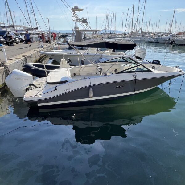 Opportunité A SAISIR chez Nautique Concept SEA RAY SPO21E disponible immédiatement. Possibilité de récupération place au port. Marque : SEA RAY Modèle : SEA RAY SPO21E Type : Coque Open Moteur : MERCURY 200cv 4 temps injection (495 heures évolutives) Année coque : 2020 Longueur (m) : 6,52 Largeur (m) : 2,54 Capacité personnes : 10 Prix : 40 000 € TTC EQUIPEMENT STANDARD : - Bimini en inox + housse de bimini - Housse d'hivernage bateau - Sièges bolster - Bain de soleil avant + bain de soleil arrière - Feux de navigation - Echelle de bain arrière INOX - Compas marin de bord EQUIPEMENT ELECTRIQUE : - SONDEUR / GPS tableau de bord - Pack son 4HP MOTORISATION : - Moteur MERCURY 200cv (495 heures évolutives) - Direction hydraulique - Commande électrique Possibilité crédit avec SGB & CGI FINANCE ---------------------------------------------- Nous serons ravis de vous accueillir dans notre établissement pour toute visite Disponible dans notre concession Nautique Concept, Concessionnaire Bénéteau / Brig / Seagame / SPX / Iron / Idéa Marine Port Santa Lucia à Saint-Raphaël, 83700 Votre vendeur Luca ZAMMITH ----------------------------------------------