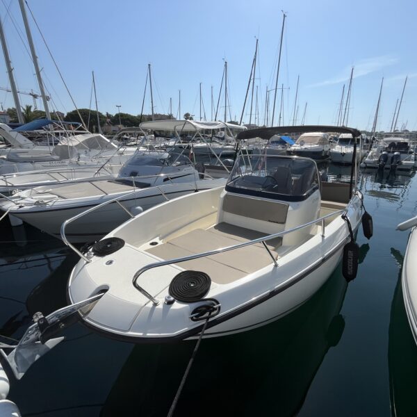 Opportunité A SAISIR chez Nautique Concept QUICKSILVER ACTIV 675 OPEN disponible immédiatement. Possibilité de récupération TVA. Marque : QUICKSILVER Modèle : QUICKSILVER ACTIV 675 OPEN Type : Coque Open Moteur : MERCURY 200cv 4 temps injection (170 heures évolutives) Année coque : 2023 millésime 2024 Longueur (m) : 6,45 Largeur (m) : 2,50 Capacité personnes : 8 Capacité carburant : 200 Litres Prix : 48 000 € TTC EQUIPEMENT STANDARD : - Bimini en inox + housse de bimini - Housse de console bateau - Sièges bolster réglable - Bain de soleil avant - Douchette eau douce - Feux de navigation - Echelle de bain arrière INOX + Echelle de bain perroquet spécifique - Compas marin de bord - Porte gobelets avant bain de soleil EQUIPEMENT ELECTRIQUE : - Guindeau électrique - SONDEUR / GPS SIMRAD CRUISER tableau de bord - Pack son FUSION 2HP - Pompe de cale moteur MOTORISATION : - Moteur MERCURY 200cv (170 heures évolutives) - Direction hydraulique - Commande électrique Possibilité crédit avec SGB & CGI FINANCE Possibilité de récupérer la TVA sur l'achat de ce bateau --------------------------------------------- Nous serons ravis de vous accueillir dans notre établissement pour toute visite Disponible dans notre concession Nautique Concept, Concessionnaire Bénéteau / Brig / Seagame / SPX / Iron / Idéa Marine Port Santa Lucia à Saint-Raphaël, 83700 Votre vendeur Luca ZAMMITH ----------------------------------------------