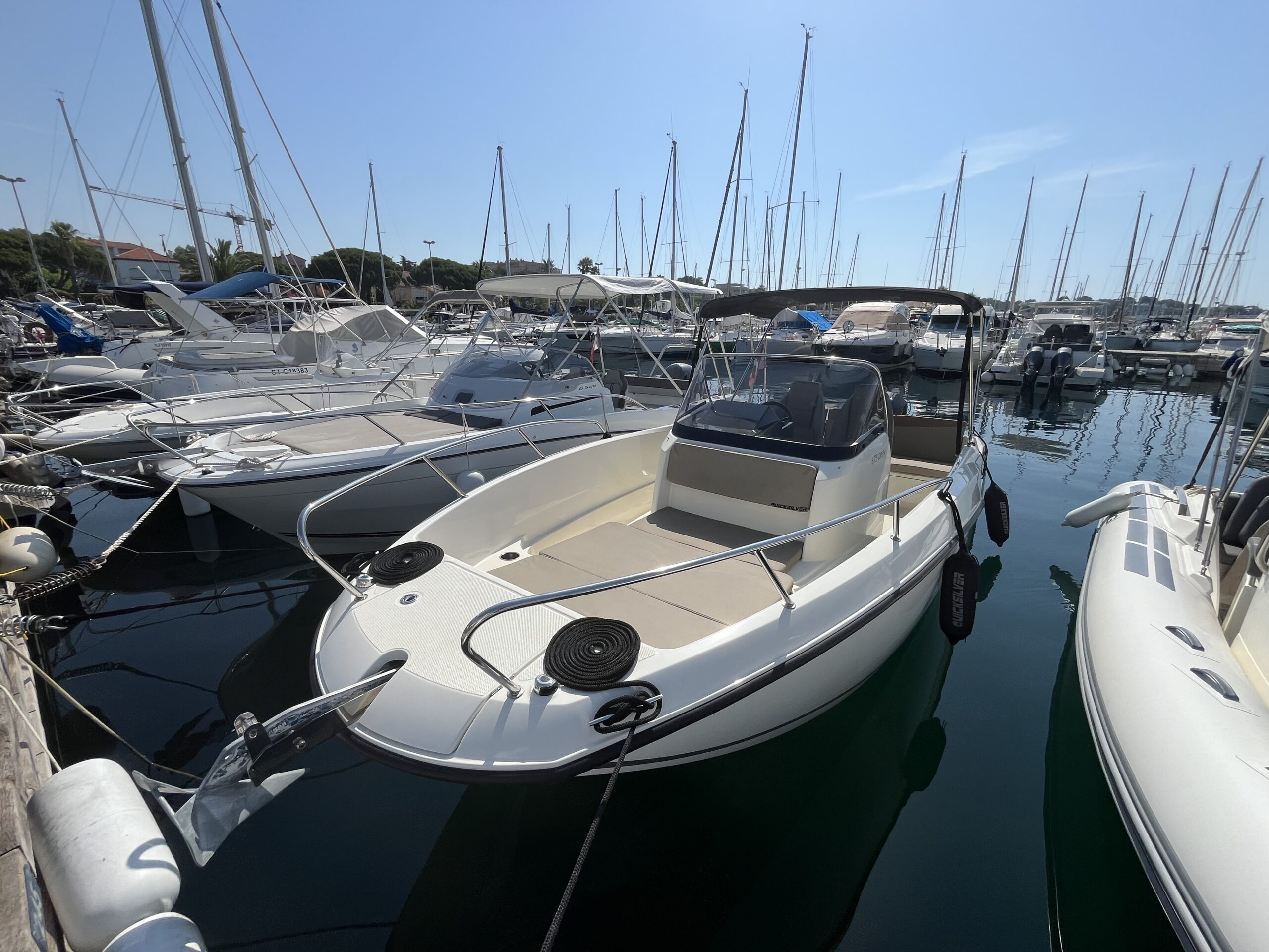 Opportunité A SAISIR chez Nautique Concept QUICKSILVER ACTIV 675 OPEN disponible immédiatement. Possibilité de récupération TVA. Marque : QUICKSILVER Modèle : QUICKSILVER ACTIV 675 OPEN Type : Coque Open Moteur : MERCURY 200cv 4 temps injection (170 heures évolutives) Année coque : 2023 millésime 2024 Longueur (m) : 6,45 Largeur (m) : 2,50 Capacité personnes : 8 Capacité carburant : 200 Litres Prix : 48 000 € TTC EQUIPEMENT STANDARD : - Bimini en inox + housse de bimini - Housse de console bateau - Sièges bolster réglable - Bain de soleil avant - Douchette eau douce - Feux de navigation - Echelle de bain arrière INOX + Echelle de bain perroquet spécifique - Compas marin de bord - Porte gobelets avant bain de soleil EQUIPEMENT ELECTRIQUE : - Guindeau électrique - SONDEUR / GPS SIMRAD CRUISER tableau de bord - Pack son FUSION 2HP - Pompe de cale moteur MOTORISATION : - Moteur MERCURY 200cv (170 heures évolutives) - Direction hydraulique - Commande électrique Possibilité crédit avec SGB & CGI FINANCE Possibilité de récupérer la TVA sur l'achat de ce bateau --------------------------------------------- Nous serons ravis de vous accueillir dans notre établissement pour toute visite Disponible dans notre concession Nautique Concept, Concessionnaire Bénéteau / Brig / Seagame / SPX / Iron / Idéa Marine Port Santa Lucia à Saint-Raphaël, 83700 Votre vendeur Luca ZAMMITH ----------------------------------------------