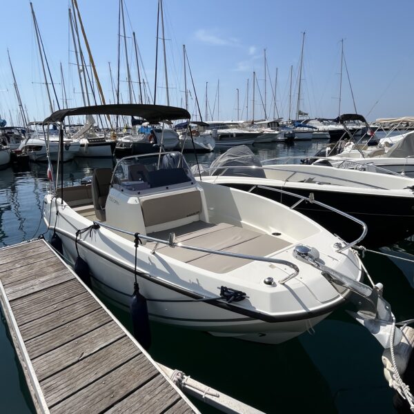 Opportunité A SAISIR chez Nautique Concept QUICKSILVER ACTIV 555 OPEN disponible immédiatement.  Possibilité de récupération place au port. Marque : QUICKSILVER Modèle : QUICKSILVER ACTIV 555 OPEN Type : Coque Open  Moteur : MERCURY 100cv 4 temps injection (50 heures évolutives)  Année coque : 2023 Longueur (m) : 5,29 Largeur (m) : 2,23 Capacité personnes : 6 Prix : 27 900 € TTC EQUIPEMENT STANDARD :  - Bimini en inox + housse de bimini  - Housse de console bateau - Sièges bolster réglable  - Bain de soleil avant  - Feux de navigation  - Echelle de bain arrière INOX - Compas marin de bord EQUIPEMENT ELECTRIQUE : - SONDEUR / GPS tableau de bord - Pack son 4HP MOTORISATION : - Moteur MERCURY 200cv (495 heures évolutives) - Direction hydraulique  - Commande électrique Possibilité crédit avec SGB & CGI FINANCE ----------------------------------------------  Nous serons ravis de vous accueillir dans notre établissement pour toute visite Disponible dans notre concession Nautique Concept,  Concessionnaire Bénéteau / Brig / Seagame / SPX / Iron / Idéa Marine  Port Santa Lucia à Saint-Raphaël, 83700  Votre vendeur Luca ZAMMITH  ----------------------------------------------