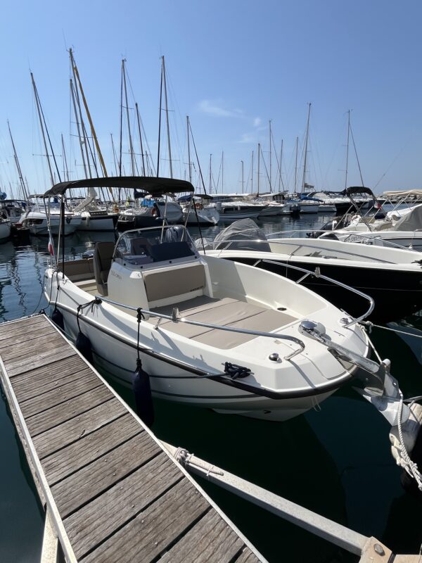 Opportunité A SAISIR chez Nautique Concept QUICKSILVER ACTIV 555 OPEN disponible immédiatement.  Possibilité de récupération place au port. Marque : QUICKSILVER Modèle : QUICKSILVER ACTIV 555 OPEN Type : Coque Open  Moteur : MERCURY 100cv 4 temps injection (50 heures évolutives)  Année coque : 2023 Longueur (m) : 5,29 Largeur (m) : 2,23 Capacité personnes : 6 Prix : 27 900 € TTC EQUIPEMENT STANDARD :  - Bimini en inox + housse de bimini  - Housse de console bateau - Sièges bolster réglable  - Bain de soleil avant  - Feux de navigation  - Echelle de bain arrière INOX - Compas marin de bord EQUIPEMENT ELECTRIQUE : - SONDEUR / GPS tableau de bord - Pack son 4HP MOTORISATION : - Moteur MERCURY 200cv (495 heures évolutives) - Direction hydraulique  - Commande électrique Possibilité crédit avec SGB & CGI FINANCE ----------------------------------------------  Nous serons ravis de vous accueillir dans notre établissement pour toute visite Disponible dans notre concession Nautique Concept,  Concessionnaire Bénéteau / Brig / Seagame / SPX / Iron / Idéa Marine  Port Santa Lucia à Saint-Raphaël, 83700  Votre vendeur Luca ZAMMITH  ----------------------------------------------