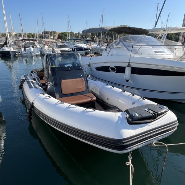 A SAISIR Magnifique BRIG EAGLE 6.7 de 2021. Bateau avec suivi intégral par notre concession depuis sa mise en service. Disponible sur rendez-vous chez votre concessionnaire Nautique Concept. 1ère Main, Hiverné chaque année Bateau état irréprochable. Rare à la vente. Place au port disponible jusqu'à début septembre (Port Santa Lucia à Saint-Raphaël). Année : 2021 Longueur (m) : 6,70 Largeur (m) : 2,55 Heure moteur : 60 heures Matière : Hypalon Capacité : 11 personnes Prix : 48 600€ TTC CARACTERISTIQUE : - Guindeau électrique + chaine et ancre - Bimini en Inox - Seadeck complet sur bateau - Bain de soleil avant - Pack son 2Hp FUSION - Mât de ski nautique - Echelle de bain inox - Douchette de bain arrière - Compas marin tableau de bord EQUIPEMENT ELECTRIQUE DE NAVIGUATION : - Sondeur / GPS GARMIN MOTORISATION : - Moteur SUZUKI 150cv 4 temps injection - Direction hydraulique Crédit SGB possible avec garantie 25 ans âge moteur !! Plus de photos sur demande ---------------------------------------------- Nous serons ravis de vous accueillir dans notre établissement pour toute visite. Disponible dans notre concession Nautique Concept Concessionnaire Bénéteau / Brig / Seagame / SPX / Iron / Idéa Marine Port Santa Lucia à Saint-Raphaël, 83700 Votre vendeur Luca ZAMMITH ----------------------------------------------