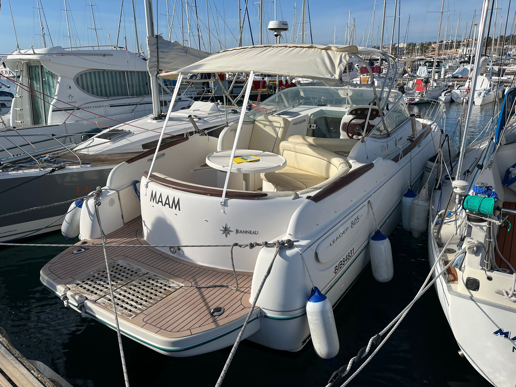 Jeanneau Leader 805 (2002) - Motorisation Volvo Penta - Visible à Saint-Raphaël