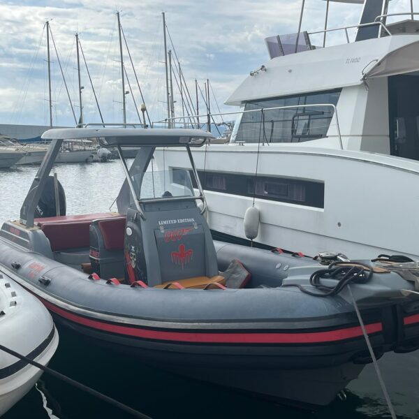 Wimbi W7 bateau d'occasion disponible à saint raphaël fréjus flotteurs hypalon guideau électrique gps simrad et vhf fixe