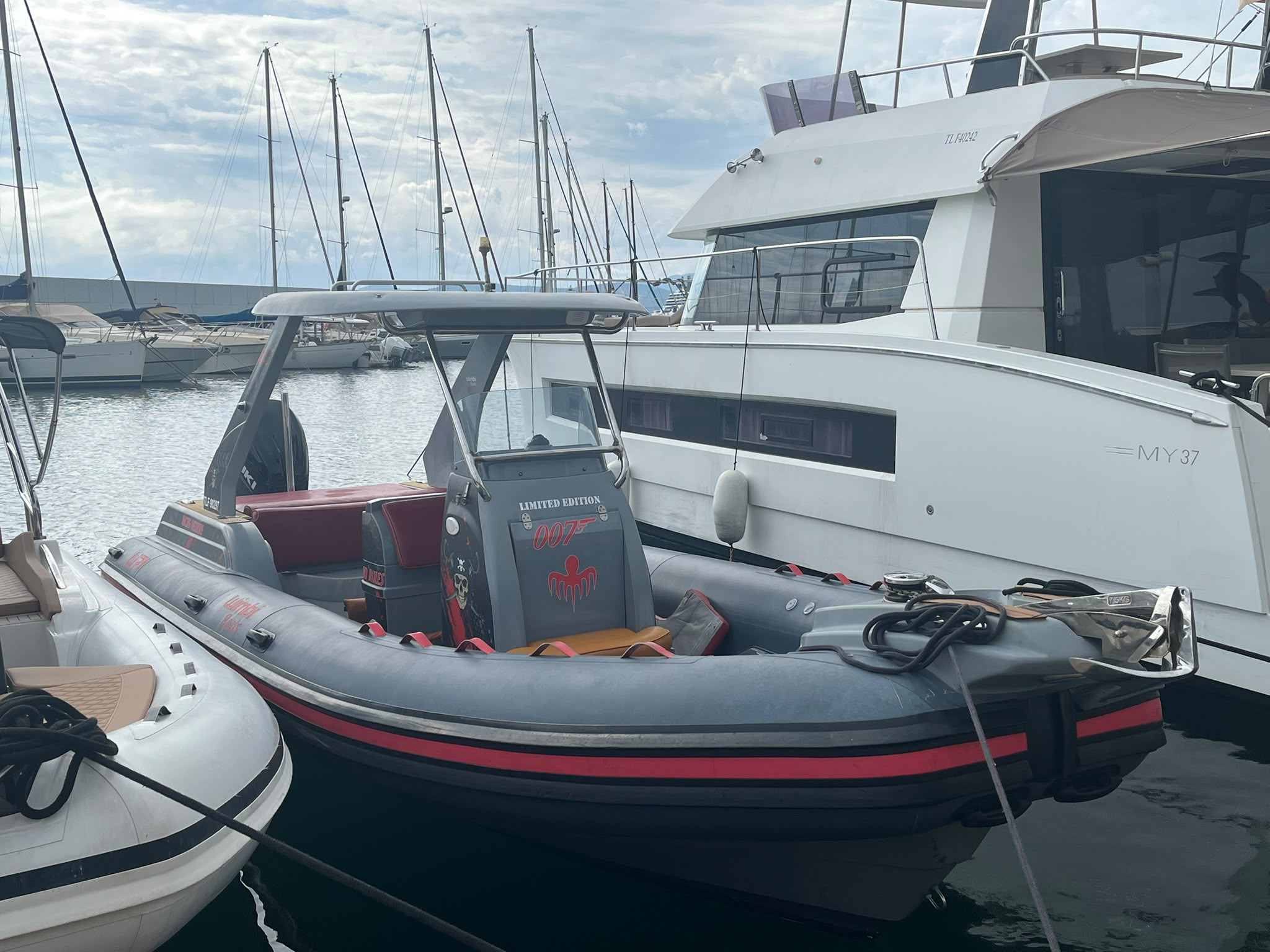 Wimbi W7 bateau d'occasion disponible à saint raphaël fréjus flotteurs hypalon guideau électrique gps simrad et vhf fixe