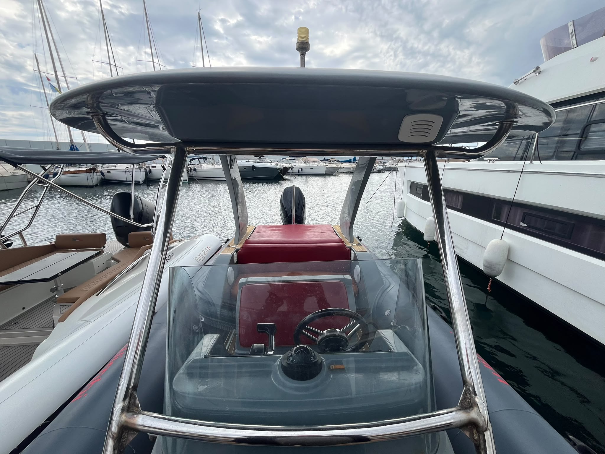 Wimbi W7 2019 – Suzuki DF250 – 209 H – Remotorisé – Hypalon – Hard Top – Simrad – Image 2