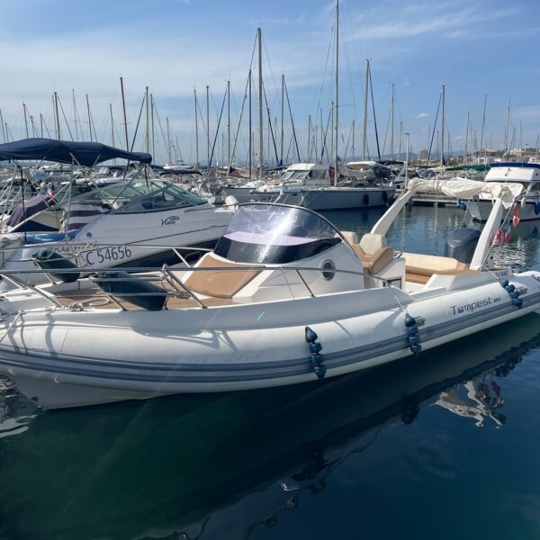 Capelli Tempest 850 WA 2013 – Yamaha F350 350 CV – 480 H – Cabine Double – WC Caractéristiques Marque : Capelli Modèle : Tempest 850 WA Millésime : 2013 Année : 2012 Longueur : 7,98 m Largeur : 3,22 m Motorisation : Yamaha F350 AETU – 350 CV Heures moteur : environ 480 h Type : Semi-rigide Walk Around (WA) Cabine : couchage double Équipements Roll-bar Bimini Bain de soleil avant Guindeau électrique Support pare-battage avant Teck synthétique Réfrigérateur Table fixe Plateforme de bain arrière Échelle de bain GPS Garmin Douchette Cabine avec couchage double WC Évier À vendre, Capelli Tempest 850 WA, millésime 2013, d’une longueur de 7,98 m pour 3,22 m de largeur, équipé d’une puissante motorisation Yamaha F350 AETU 350 CV affichant environ 480 heures moteur. Ce Capelli Tempest 850 WA est un semi-rigide particulièrement polyvalent, offrant un excellent compromis entre performances, confort et habitabilité. Sa configuration Walk Around permet de profiter de beaux espaces extérieurs tout en bénéficiant d’une véritable cabine pour les sorties prolongées et les escapades en mer. Le bateau dispose d’un bain de soleil avant, d’un roll-bar avec bimini, d’un guindeau électrique, d’un teck synthétique, d’une table fixe, ainsi que de plateforme de bain arrière avec échelle de bain. À bord, le confort est complété par un réfrigérateur, une douchette et un GPS Garmin. La cabine offre un couchage double, ainsi qu’un espace sanitaire avec WC et évier, particulièrement appréciable pour les sorties en famille et les navigations à la journée comme pour les petites escapades. Le bateau dispose également de deux supports pare-battage avant, pratique pour le rangement et l’utilisation du matériel d’amarrage. Avec ses 7,98 m, son Yamaha F350 de 350 CV et ses 480 heures, le Capelli Tempest 850 WA offre une configuration adaptée aussi bien à la plaisance qu'aux longues sorties en Méditerranée. Bateau disponible dans le secteur de Fréjus / Saint-Raphaël, Var, idéal pour profiter de la Côte d’Azur et de la Méditerranée. Contact & informations – Nautique Concept – Saint-Raphaël (83700). Disponible. ———————————————- Concessionnaire Suzuki Marine / Bénéteau / Brig / Seagame / SPX / Idéa Marine Port Santa Lucia à Saint-Raphaël, 83700 ———————————————-