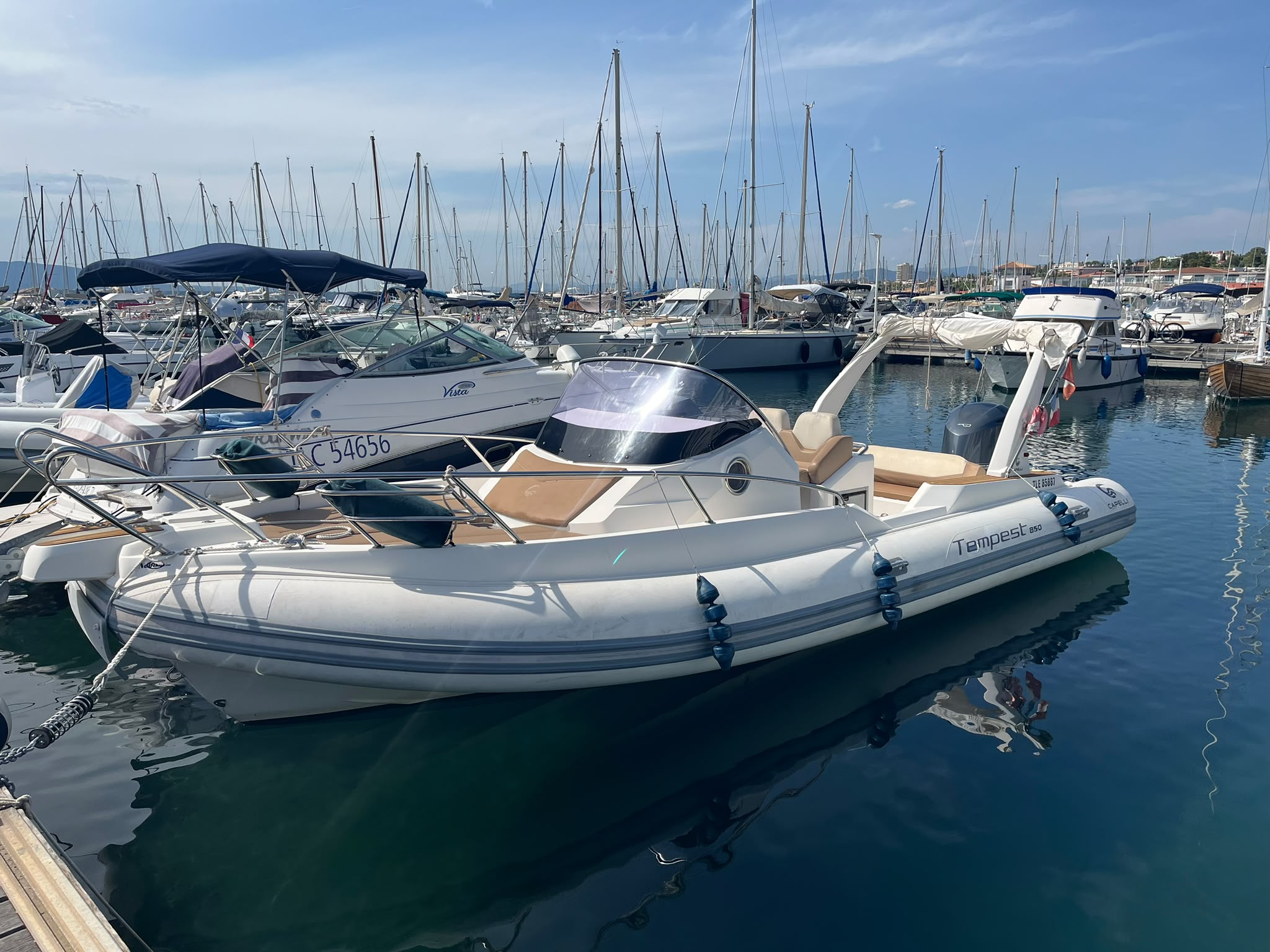 Capelli Tempest 850 WA 2013 – Yamaha F350 350 CV – 480 H – Cabine Double – WC Caractéristiques Marque : Capelli Modèle : Tempest 850 WA Millésime : 2013 Année : 2012 Longueur : 7,98 m Largeur : 3,22 m Motorisation : Yamaha F350 AETU – 350 CV Heures moteur : environ 480 h Type : Semi-rigide Walk Around (WA) Cabine : couchage double Équipements Roll-bar Bimini Bain de soleil avant Guindeau électrique Support pare-battage avant Teck synthétique Réfrigérateur Table fixe Plateforme de bain arrière Échelle de bain GPS Garmin Douchette Cabine avec couchage double WC Évier À vendre, Capelli Tempest 850 WA, millésime 2013, d’une longueur de 7,98 m pour 3,22 m de largeur, équipé d’une puissante motorisation Yamaha F350 AETU 350 CV affichant environ 480 heures moteur. Ce Capelli Tempest 850 WA est un semi-rigide particulièrement polyvalent, offrant un excellent compromis entre performances, confort et habitabilité. Sa configuration Walk Around permet de profiter de beaux espaces extérieurs tout en bénéficiant d’une véritable cabine pour les sorties prolongées et les escapades en mer. Le bateau dispose d’un bain de soleil avant, d’un roll-bar avec bimini, d’un guindeau électrique, d’un teck synthétique, d’une table fixe, ainsi que de plateforme de bain arrière avec échelle de bain. À bord, le confort est complété par un réfrigérateur, une douchette et un GPS Garmin. La cabine offre un couchage double, ainsi qu’un espace sanitaire avec WC et évier, particulièrement appréciable pour les sorties en famille et les navigations à la journée comme pour les petites escapades. Le bateau dispose également de deux supports pare-battage avant, pratique pour le rangement et l’utilisation du matériel d’amarrage. Avec ses 7,98 m, son Yamaha F350 de 350 CV et ses 480 heures, le Capelli Tempest 850 WA offre une configuration adaptée aussi bien à la plaisance qu'aux longues sorties en Méditerranée. Bateau disponible dans le secteur de Fréjus / Saint-Raphaël, Var, idéal pour profiter de la Côte d’Azur et de la Méditerranée. Contact & informations – Nautique Concept – Saint-Raphaël (83700). Disponible. ———————————————- Concessionnaire Suzuki Marine / Bénéteau / Brig / Seagame / SPX / Idéa Marine Port Santa Lucia à Saint-Raphaël, 83700 ———————————————-