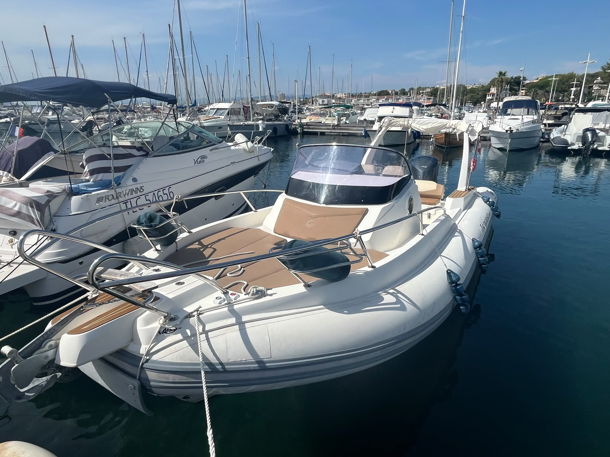 Capelli Tempest 850 WA 2013 – Yamaha F350 350 CV – 480 H – Cabine Double – WC – Image 3