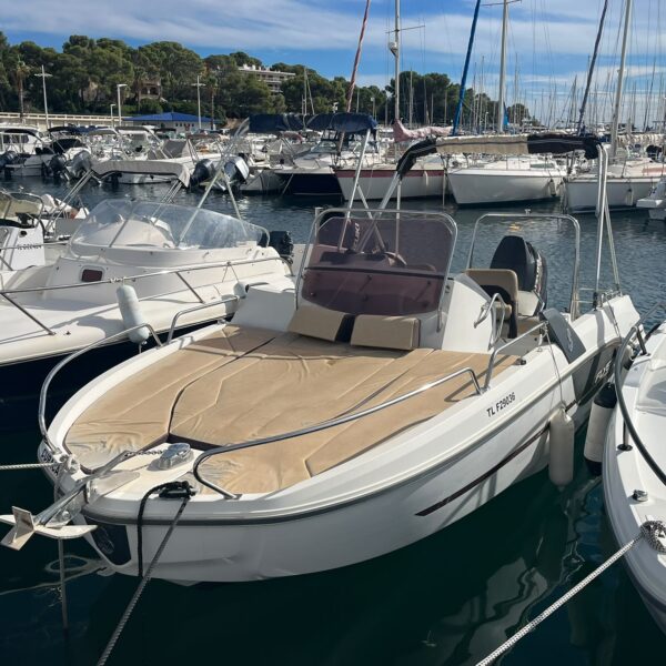 BENETEAU Flyer 6 Sundeck – 2014 – Suzuki DF175 – 1 010 H Caractéristiques Marque : BENETEAU Modèle : Flyer 6 SUNdeck Année : 2014 Longueur : 6,10 m Largeur : 2,50 m Motorisation : Suzuki DF175 – 175 CV Heures moteur : 1 010 H Capacité : 8 passagers maximum en navigation côtière Couchage : 1 couchette double Type : SUNdeck Équipements Grand bain de soleil avant Couchette double Douchette de pont Mât de ski nautique inox Banquette arrière rabattable Pare-brise teinté Siège pilote et copilote Bimini avec housse Échelle de bain télescopique Haut-parleurs de cockpit Pompe de cale Table de cockpit amovible Guindeau électrique GPS Lowrance HDS 7 Description À vendre BENETEAU Flyer 6 Sundeck de 2014, un bateau open polyvalent de 6,10 mètres, idéal pour les sorties en famille, la baignade, les sports nautiques et les balades côtières. Le bateau est équipé d’un Suzuki DF175 de 175 CV affichant 1 010 heures moteur, offrant une motorisation adaptée à ce modèle et à son utilisation polyvalente. Son grand bain de soleil avant, sa couchette double et sa douchette de pont apportent un bon niveau de confort pour les sorties à la journée comme pour les petites escapades. Le mât de ski inox permet également de pratiquer facilement les activités nautiques. Côté équipement, le Flyer 6 dispose notamment d’un GPS Lowrance HDS 7, d’un guindeau électrique, d’un bimini avec housse, d’une table de cockpit amovible, d’une échelle de bain télescopique et d’une installation audio avec haut-parleurs de cockpit. Le bateau est homologué pour 8 passagers maximum en navigation côtière. Frais à prévoir À prévoir afin de remettre le bateau au meilleur niveau : Sellerie extérieure complète Indicateurs Suzuki à remplacer Nettoyage Un BENETEAU Flyer 6 Sundeck intéressant pour son aménagement polyvalent, son grand bain de soleil, sa cabine avec couchette double et sa motorisation Suzuki 175 CV. Contact & informations – Nautique Concept – Saint-Raphaël (83700). Disponible. ———————————————- Concessionnaire Suzuki Marine / Bénéteau / Brig / Seagame / SPX / Idéa Marine Port Santa Lucia à Saint-Raphaël, 83700 ———————————————-