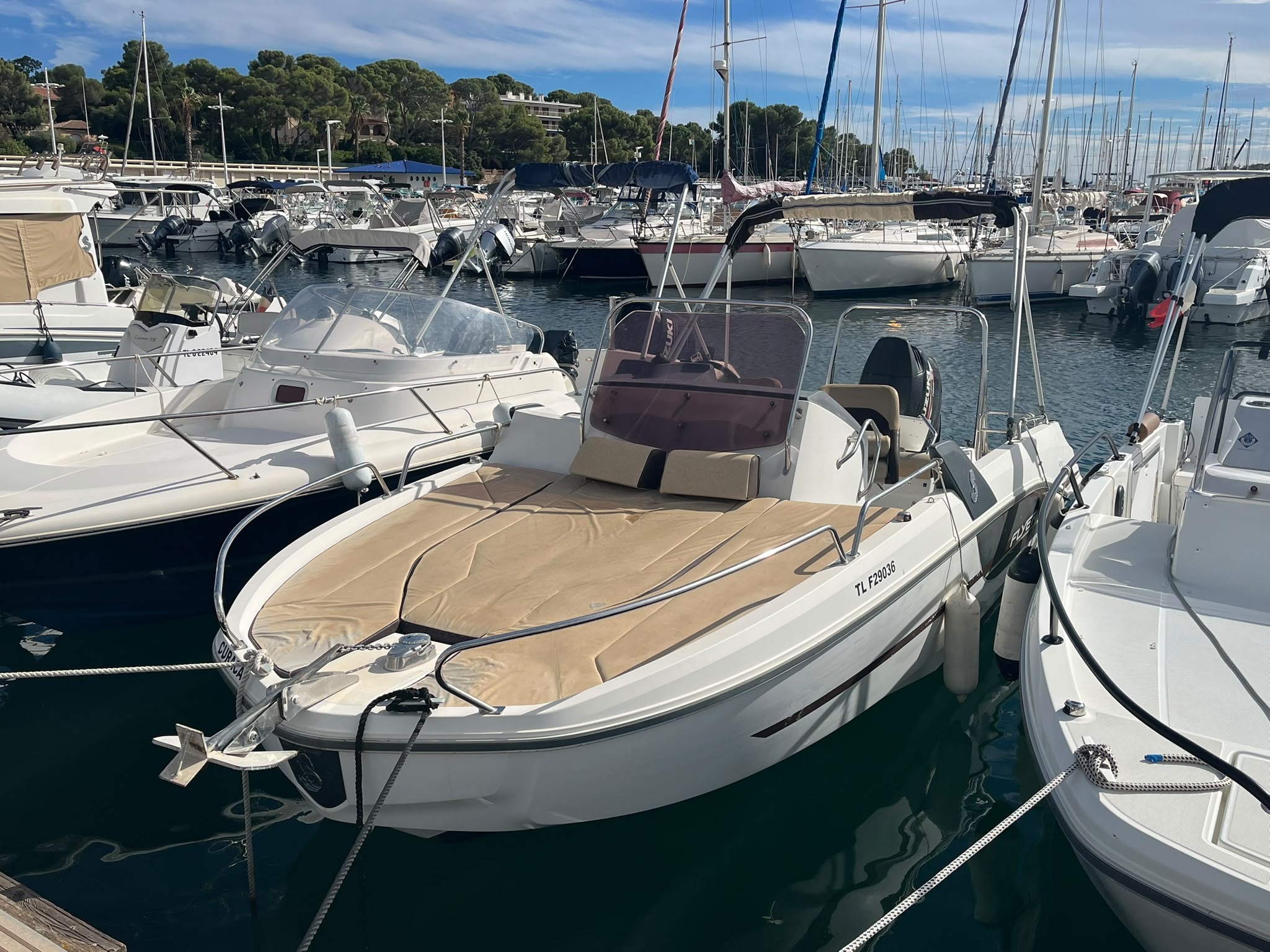 BENETEAU Flyer 6 Sundeck – 2014 – Suzuki DF175 – 1 010 H Caractéristiques Marque : BENETEAU Modèle : Flyer 6 SUNdeck Année : 2014 Longueur : 6,10 m Largeur : 2,50 m Motorisation : Suzuki DF175 – 175 CV Heures moteur : 1 010 H Capacité : 8 passagers maximum en navigation côtière Couchage : 1 couchette double Type : SUNdeck Équipements Grand bain de soleil avant Couchette double Douchette de pont Mât de ski nautique inox Banquette arrière rabattable Pare-brise teinté Siège pilote et copilote Bimini avec housse Échelle de bain télescopique Haut-parleurs de cockpit Pompe de cale Table de cockpit amovible Guindeau électrique GPS Lowrance HDS 7 Description À vendre BENETEAU Flyer 6 Sundeck de 2014, un bateau open polyvalent de 6,10 mètres, idéal pour les sorties en famille, la baignade, les sports nautiques et les balades côtières. Le bateau est équipé d’un Suzuki DF175 de 175 CV affichant 1 010 heures moteur, offrant une motorisation adaptée à ce modèle et à son utilisation polyvalente. Son grand bain de soleil avant, sa couchette double et sa douchette de pont apportent un bon niveau de confort pour les sorties à la journée comme pour les petites escapades. Le mât de ski inox permet également de pratiquer facilement les activités nautiques. Côté équipement, le Flyer 6 dispose notamment d’un GPS Lowrance HDS 7, d’un guindeau électrique, d’un bimini avec housse, d’une table de cockpit amovible, d’une échelle de bain télescopique et d’une installation audio avec haut-parleurs de cockpit. Le bateau est homologué pour 8 passagers maximum en navigation côtière. Frais à prévoir À prévoir afin de remettre le bateau au meilleur niveau : Sellerie extérieure complète Indicateurs Suzuki à remplacer Nettoyage Un BENETEAU Flyer 6 Sundeck intéressant pour son aménagement polyvalent, son grand bain de soleil, sa cabine avec couchette double et sa motorisation Suzuki 175 CV. Contact & informations – Nautique Concept – Saint-Raphaël (83700). Disponible. ———————————————- Concessionnaire Suzuki Marine / Bénéteau / Brig / Seagame / SPX / Idéa Marine Port Santa Lucia à Saint-Raphaël, 83700 ———————————————-