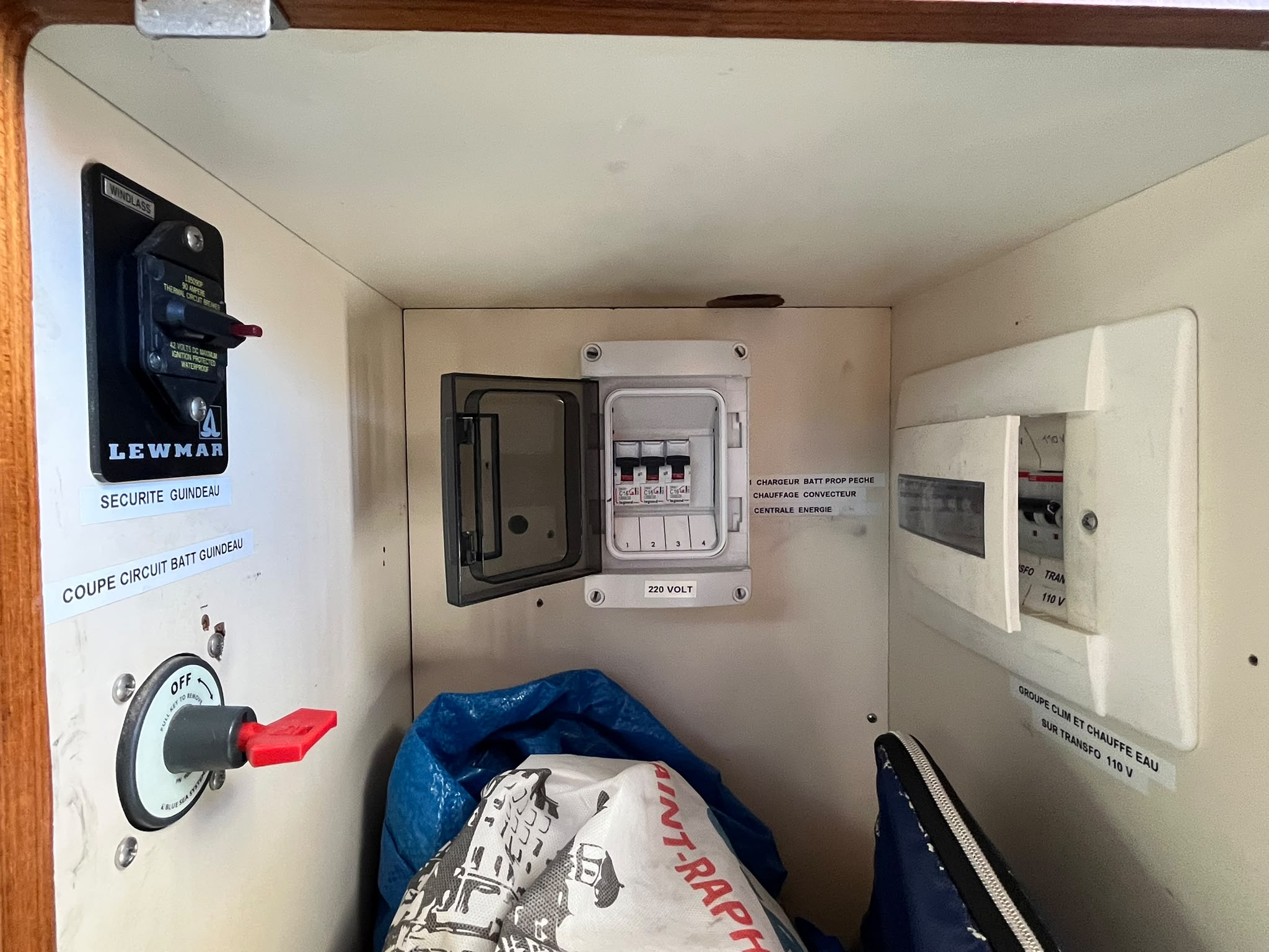 Luhrs 36 Convertible – 2 x Yanmar 450 CV – 900 H – Refit 2024 – Saint-Raphaël – Image 40