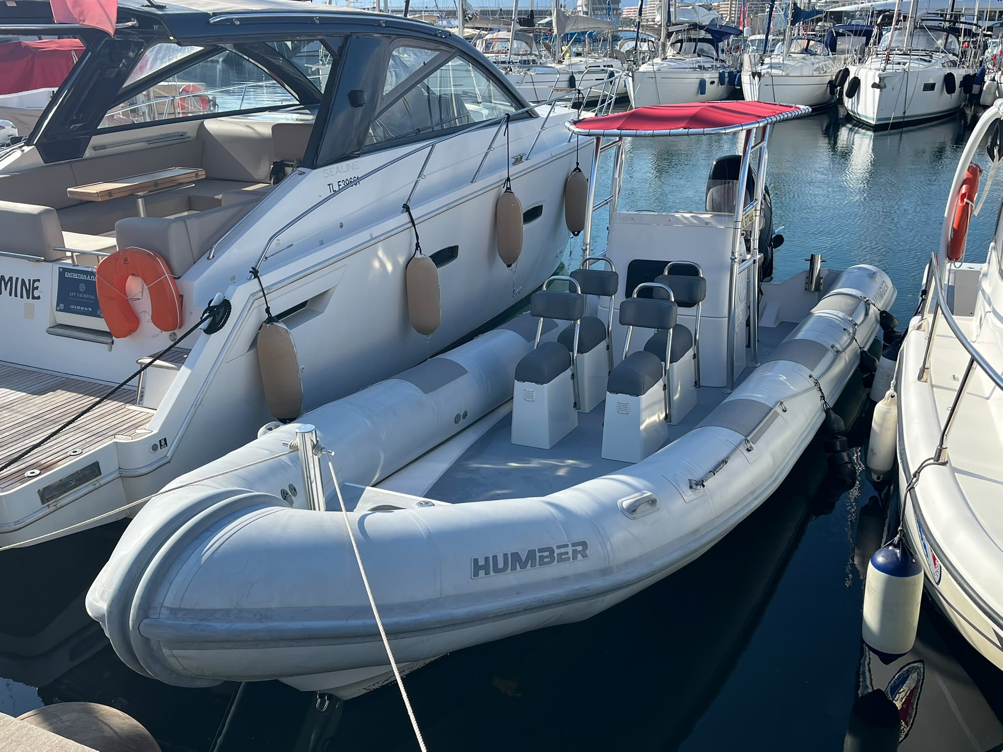 HUMBER OFFSHORE 8.5 – 2024 – SUZUKI 300 CV – CATÉGORIE B – 14 PASSAGERS Caractéristiques techniques Marque : Humber Modèle : Offshore 8.5 Année : 2024 Longueur : 8,50 m Largeur : 2,80 m Motorisation : Suzuki 300 CV Heures moteur : 296 h Catégorie de conception : B Capacité homologuée : 14 passagers Localisation : Vieux-Port de Saint-Raphaël Équipements Navigation et électronique GPS / sondeur Garmin VHF Simrad Jauge multifonction Suzuki Poignée de volant Prise USB Prise 12 V type allume-cigare Feux de navigation et de mouillage Poste de pilotage et aménagement Console centrale T-Top avec toile tendue Siège pilote et copilote avec porte-cannes 4 sièges individuels à l'avant de la console Rangements avec fermeture à loquet intégrés dans chaque siège Saisines 1 bollard avant 2 bollards arrière Équipements extérieurs et sécurité Mouillage manuel Patchs antidérapants sur les flotteurs Pompe de cale Description À vendre, Humber Offshore 8.5 de 2024, un semi-rigide professionnel de 8,50 mètres équipé d'une motorisation Suzuki 300 CV. Avec ses dimensions généreuses de 8,50 m x 2,80 m, sa conception robuste et sa capacité homologuée de 14 passagers, ce Humber Offshore est particulièrement adapté aux activités professionnelles et aux utilisations intensives en mer. Sa catégorie de navigation B permet d'envisager différents types d'activités nautiques, dans le respect des limites réglementaires et des conditions d'exploitation. Un aménagement fonctionnel et professionnel Le bateau dispose d'une console centrale avec GPS/sondeur Garmin, VHF Simrad et jauge multifonction Suzuki. Le T-Top avec toile tendue apporte une protection appréciable au poste de pilotage. L'aménagement comprend quatre sièges individuels à l'avant de la console, chacun équipé d'un rangement avec fermeture à loquet, ainsi qu'un siège pilote et copilote avec porte-cannes. Les patchs antidérapants sur les flotteurs, les saisines et les différents points d'amarrage complètent un équipement pensé pour une utilisation pratique et fonctionnelle. Idéal pour une activité professionnelle Grâce à sa capacité de 14 passagers, son espace à bord et sa motorisation de 300 CV, ce Humber Offshore 8.5 constitue une solution intéressante pour : Le transport de passagers Les excursions et promenades en mer Les activités nautiques encadrées Les interventions et opérations en mer Les activités professionnelles et portuaires Bateau visible au Vieux-Port de Saint-Raphaël. Un semi-rigide professionnel récent, polyvalent et prêt à répondre à de nombreux projets d'exploitation nautique. Contact et informations – Nautique Concept – Saint-Raphaël (83700) Contactez-nous pour obtenir davantage de renseignements, recevoir des photos complémentaires ou organiser une visite. Nautique Concept Port Santa Lucia Saint-Raphaël, 83700 ———————————————- Concessionnaire Suzuki Marine / Bénéteau / Brig / Seagame / SPX / Idéa Marine Port Santa Lucia à Saint-Raphaël, 83700 ———————————————-